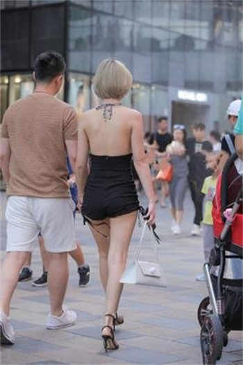 老婆是会议务服员张雅