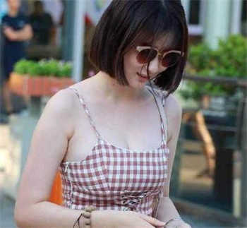 女学生和体育老师打扑克