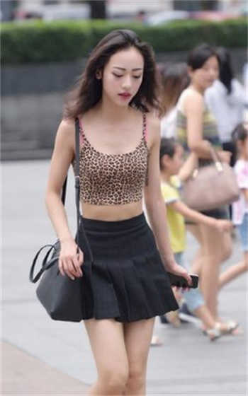 上游泳课衣服突然掉了
