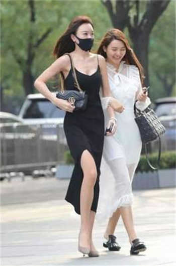 大妈和上楼的小伙