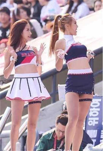 抖音上一个女的盖着被子