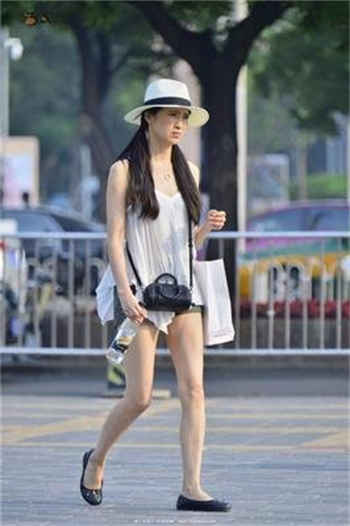 单身阿姨家换灯泡