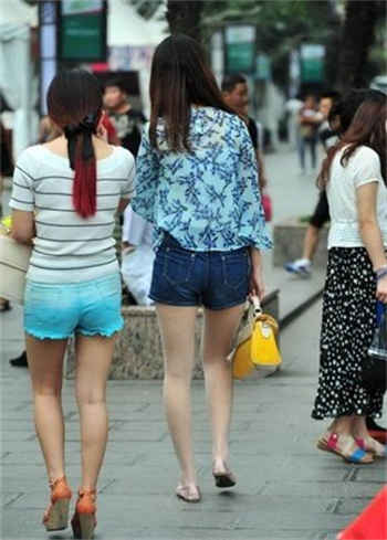 银行女员工上班换工作服