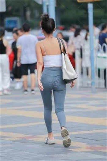 看见妻子参加面具舞会