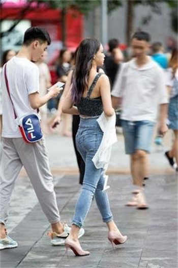 谭松韵游泳照片