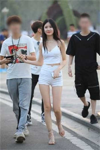 售楼带客户看房子冲业绩